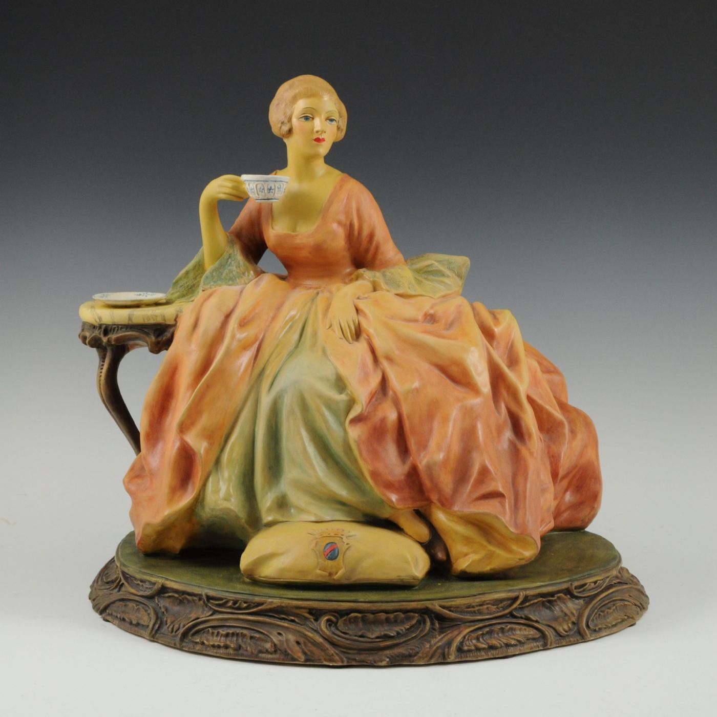 Grande dama sentada à mesa